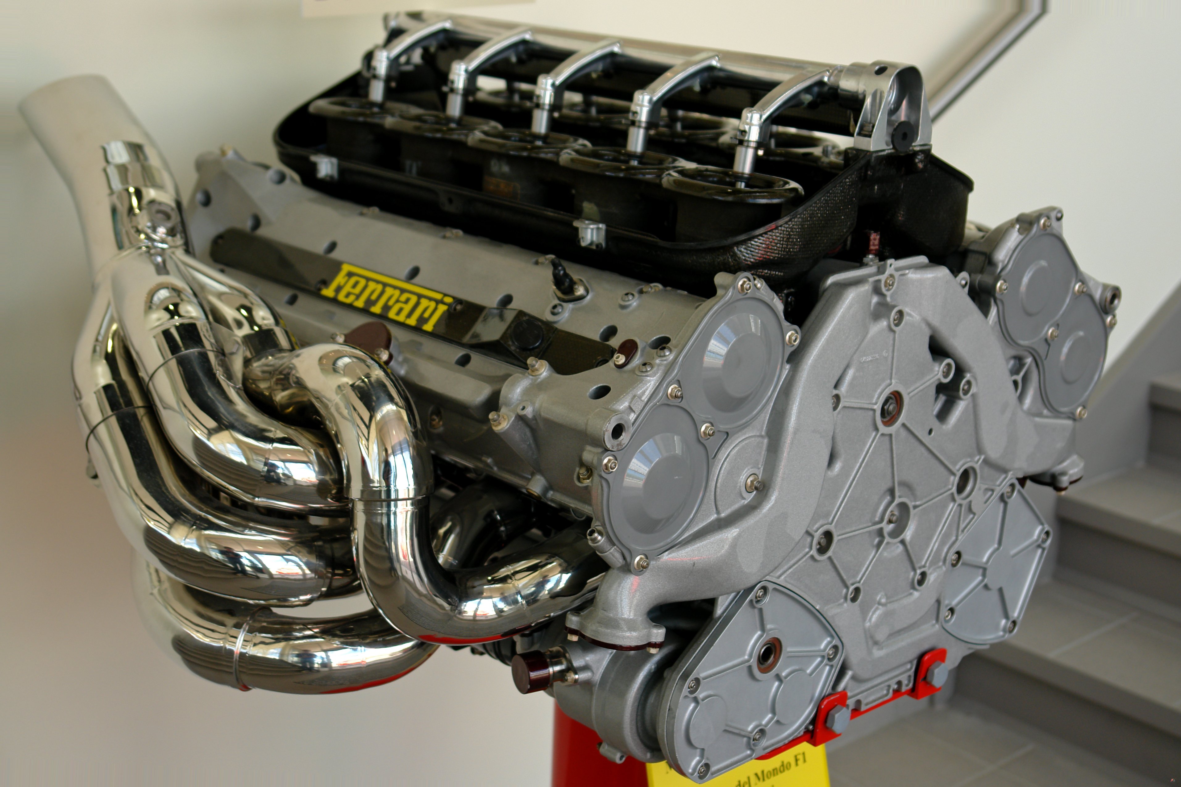 Двигателя формула автомобиля. Двигатель Феррари f1. Ferrari f1 v10 engine. Мотор болида f1. Двигатель Formula 1.