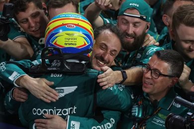 Alonso: "Tek bir yılda en büyük adım atan takım Aston Martin" 